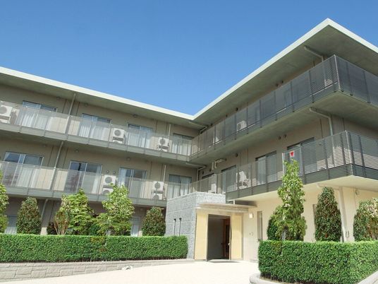 明るい外観の建物