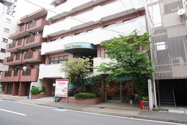 煉瓦色の建物の外観