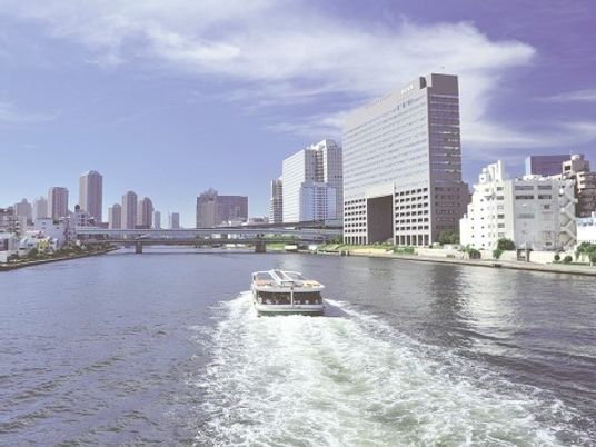 川沿いの建物風景