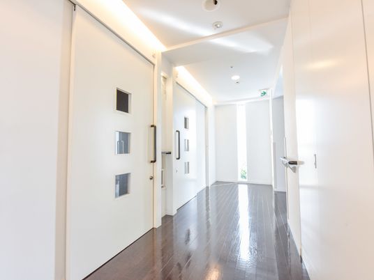 ビルの5階から8階部分を居住フロアに充当。入居者の健康な生活を目指して、太陽光をふんだんに取り入れる設計になっている。