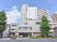 東京都板橋区にて、地下鉄駅から歩いて4分の場所に建つ「私の時間」ビル。1階には認可保育所を設けるなど、福祉の新しい形を体現している。