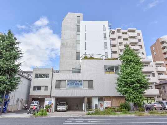 東京都板橋区にて、地下鉄駅から歩いて4分の場所に建つ「私の時間」ビル。1階には認可保育所を設けるなど、福祉の新しい形を体現している。