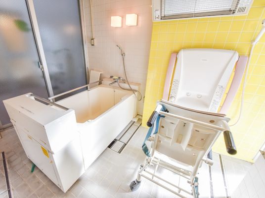 こちらの入浴室は、介護度の高い方を対象に職員が機器を用いて入浴介助のサービスを行う場所になっている。