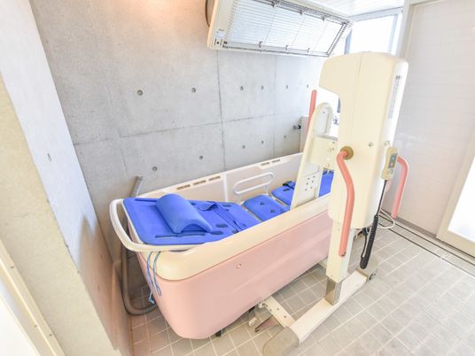 こちらでは介護浴槽とストレッチャーを使い利用者が寝た体勢のまま入浴が出来る「機械浴」のサービスが提供されている。