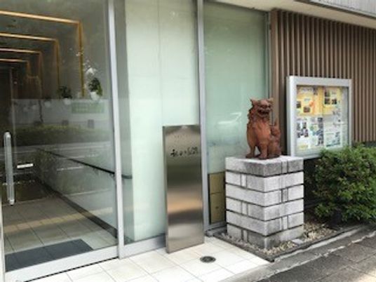 施設の建物は３階建てで、シンプルでスタイリッシュなデザインとなっている。エントランスは広く、車での乗り入れも楽に行える。