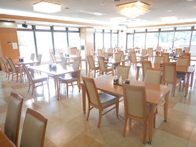 広々とした明るい食堂