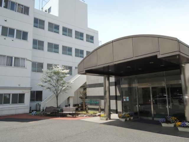 エントランスの風景 外観 清潔感のあるエントランスで、明るい印象を受けます。周囲は植栽で彩られており、心地よい環境が広がっています。
