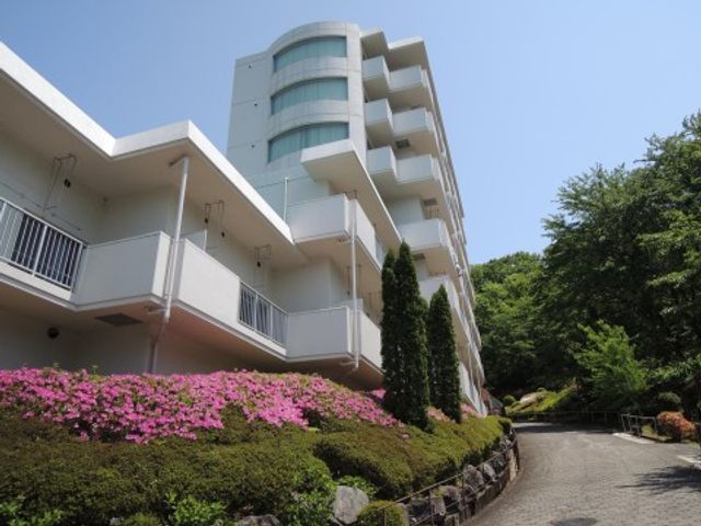 明るい日差しの外観 外観 緑豊かな環境に囲まれた明るい建物です。清潔感のある外観が印象的で、気持ちの良い一日を過ごせそうです。
