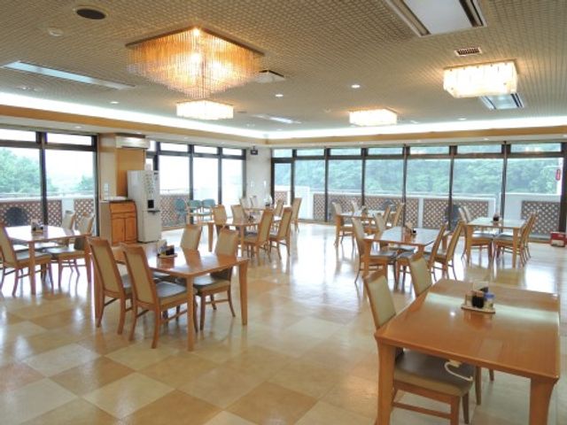 広々とした明るい食堂 食堂 ゆったりした空間で心地よい食事の時間を提供しています。窓辺には自然光が差し込み、開放感があります。