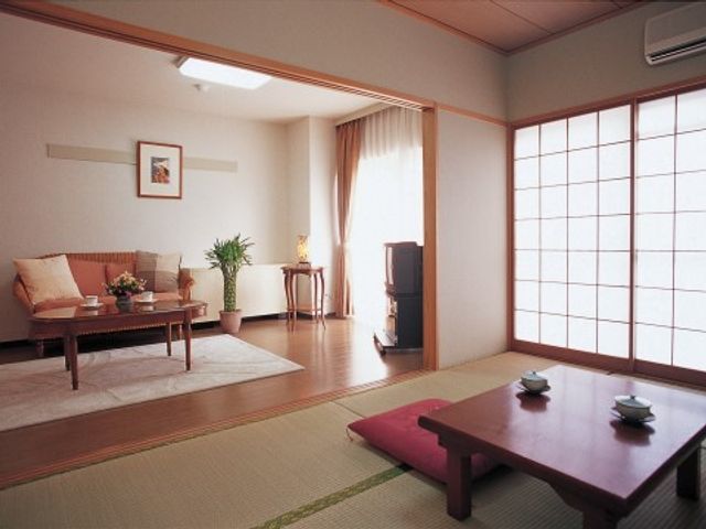明るい和室の居室 居室 落ち着いた色合いの和室で、ゆったりと過ごせる空間です。和の趣を感じる室内は、心安らぐ造りになっています。