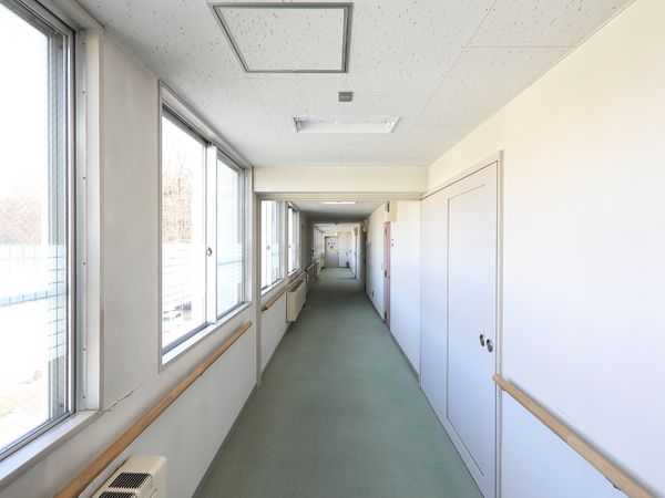 明るい長い廊下と窓