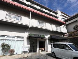 入口が見える建物外観