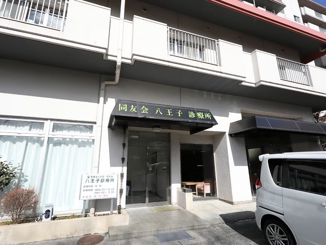 施設のエントランス外観 玄関 清潔で明るい入り口は、訪れる方々を暖かく迎えます。利便性を考えたバリアフリー設計が施されていることが伺えます。