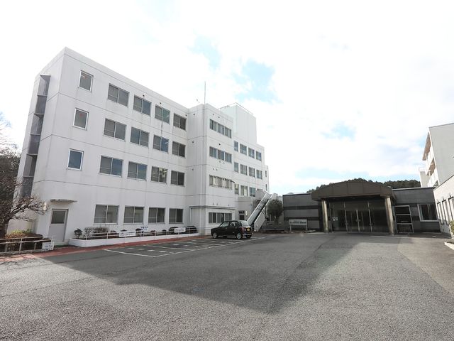 明るい日差しの外観 外観 広々とした敷地に建つ建物は、清潔感があり安心して過ごせそうな雰囲気を醸し出しています。利用者の方々の安全と快適さを考慮した設計が印象的です。