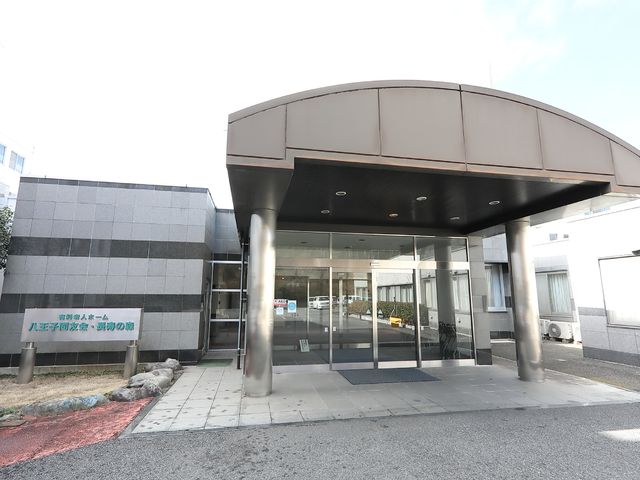 清潔感のあるエントランス 玄関 開放的なエントランスは訪れる方々を温かく迎え入れ、明るい職場環境を予感させます。