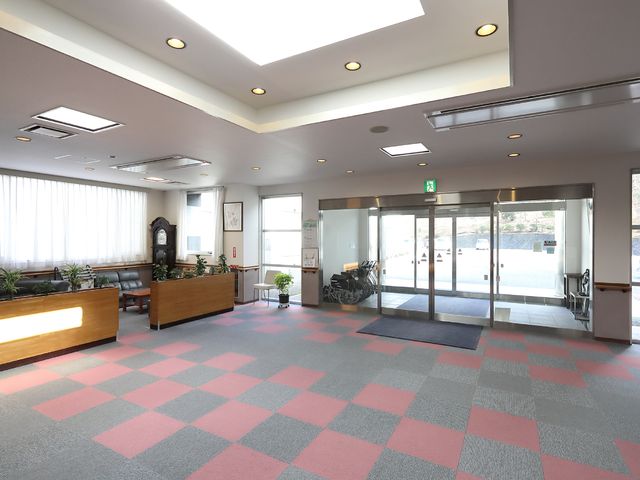 明るいエントランスの風景 エントランス 広々としたエントランスは、柔らかい光が差し込む落ち着いた雰囲気を持っています。車椅子の方も快適にお過ごしいただける設計です。