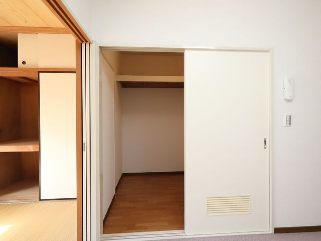 居室の開放的な扉 居室 ゆったりとした居室の入口は、ゆとりのあるスペースを実感できます。落ち着いた色合いで、心地よい個人の空間を提供しています。