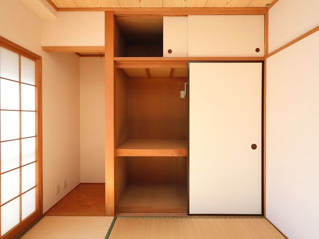 和室の居室内観 居室 落ち着いた雰囲気の和室で、ゆったりとした時間を過ごせる空間です。畳の感触も心地よく、リラックスしていただけます。
