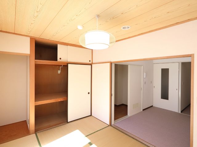 明るい和室の居室 居室 ゆったりとした畳の和室が確保され、日当たりの良さがうかがえます。押入れ付きで収納も十分です。