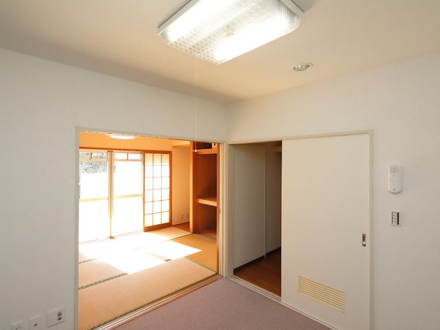 和室への開放的な入口 居室 自然光が差し込む和室です。広々としたスペースで、安らぎのひと時が過ごせるようになっています。