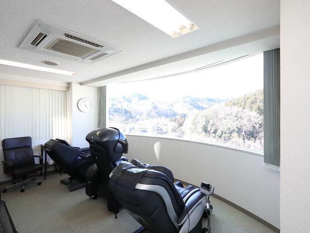 リラクゼーションチェアのある部屋 共有スペース 窓から自然の景色を望むリラクゼーションチェアを備えた部屋です。働く中で心も体もリフレッシュできる環境が整っています。