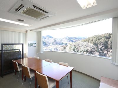 山並み見える明るい部屋