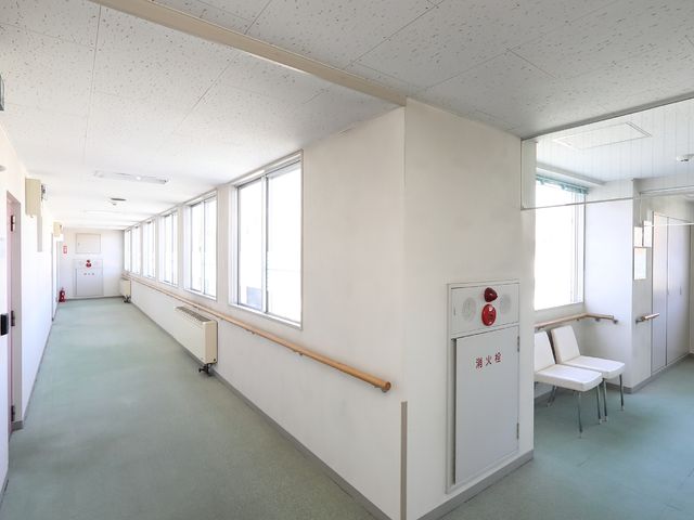 日差しが差し込む廊下 廊下 明るく清潔感のある廊下は、日当たりが良く、手すりが整備されています。スタッフにとっても作業がしやすい環境です。