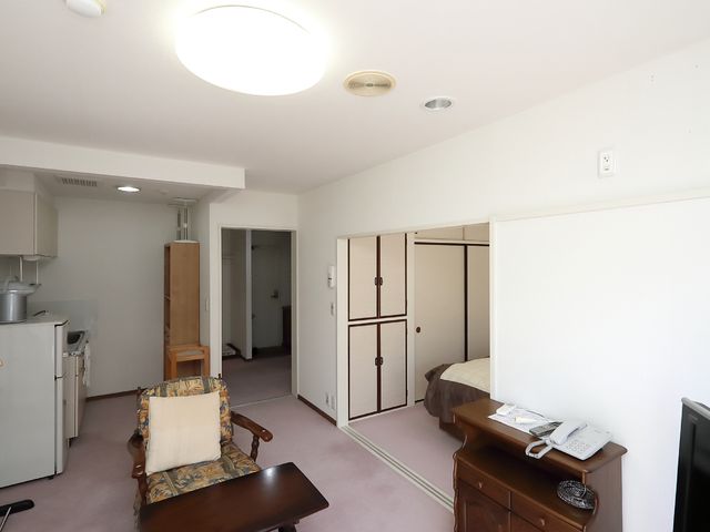 居室の明るい空間 居室 ゆったりとした居室で自分の時間を大切にして過ごせます。必要なものが整えられ、快適な生活をサポートします。