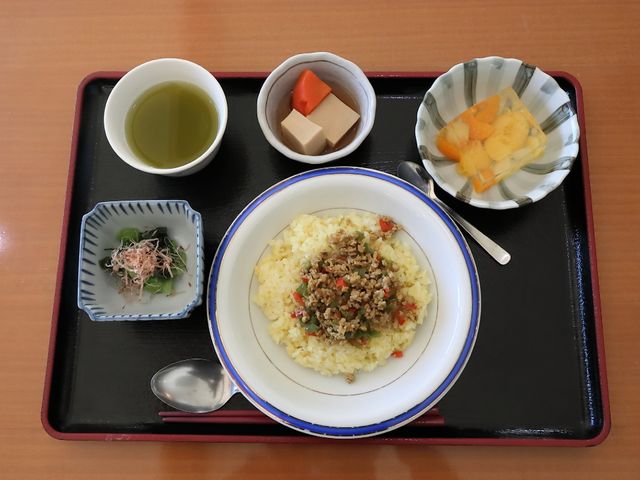 和風の健康的な食事 食事 栄養バランスを考慮した和風メニューです。品数豊富で健康的な食事を提供しております。