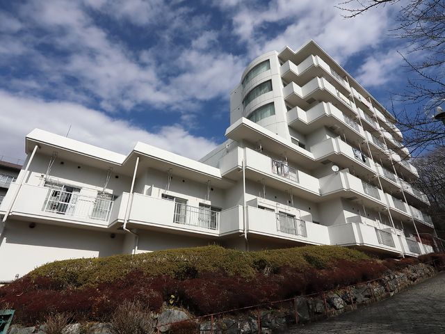 白壁のモダンな外観 外観 開放的なデザインの施設外観です。日差しのあたるバルコニーが、快適な私生活を演出します。