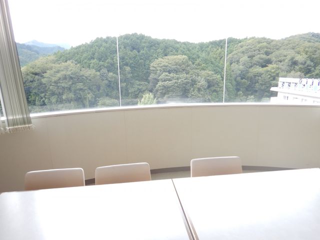風景が見えるラウンジ ラウンジ 大きな窓から自然豊かな風景が楽しめる明るいラウンジです。リラックスしながら過ごせます。