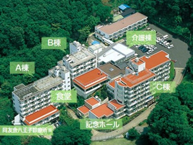 緑に囲まれた施設外観 外観   緑豊かな環境に建つ大きな建物です。複数の棟があり、敷地内の動線も広く見えます。