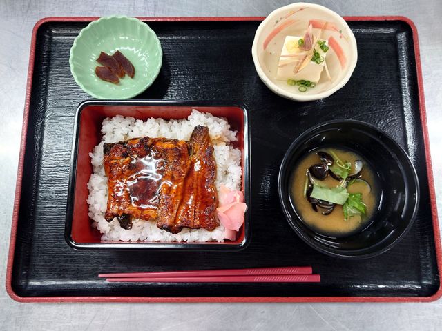 美味しそうな食事の一例 食堂 彩り豊かな食事が提供される環境です。食事を通じて栄養と楽しみが感じられます。