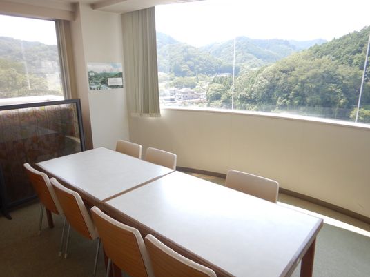 明るい景色の見える休憩室