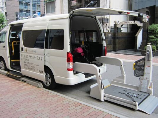 送迎車とリフト付き乗降口  