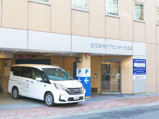 施設の外観と送迎車  