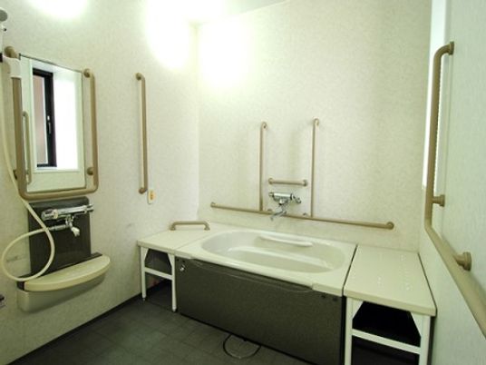 バリアフリー設計の浴室