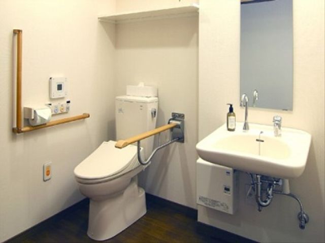バリアフリー設計のトイレ トイレ 手すり付きで安全に配慮された快適なトイレです。清潔感があり、利用しやすい設計になっております。