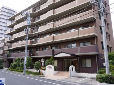 落ち着いた色合いの外観