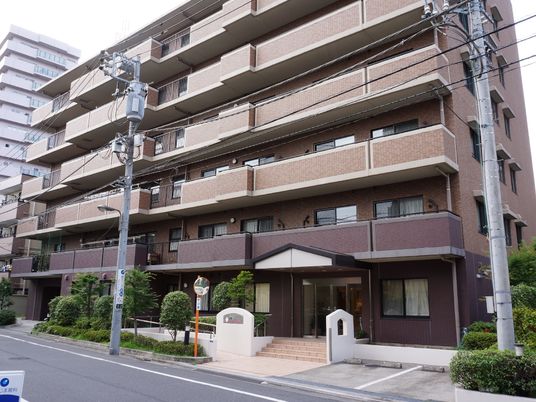 落ち着いた色合いの外観