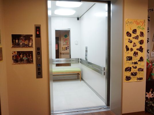 エレベーター前の明るい空間