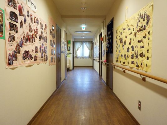 廊下に掲示物が飾られた空間