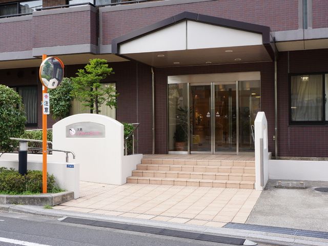 エントランス正面 エントランス 暖かい色合いの建物が迎えてくれる、入口からもアクセスが容易です。