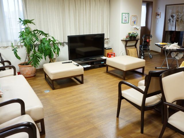 リビング風共有スペース 共有スぺ―ス 植物やテレビが置かれた共有スペース。温かみのある木目調で落ち着いた時間を過ごせます。