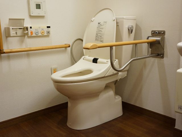 バリアフリートイレ設備 トイレ 安全を考えた手すり付きの清潔なトイレスペースです。利用者の自立支援を促します。