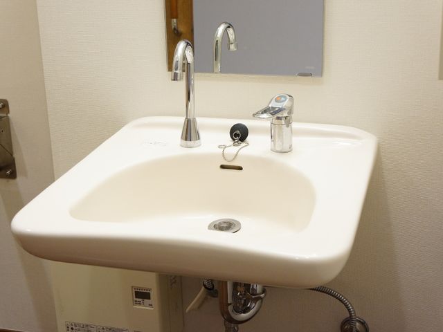 清潔な洗面台 洗面台 手元を照らす明るい光があり、清潔感のある快適な洗面スペースです。