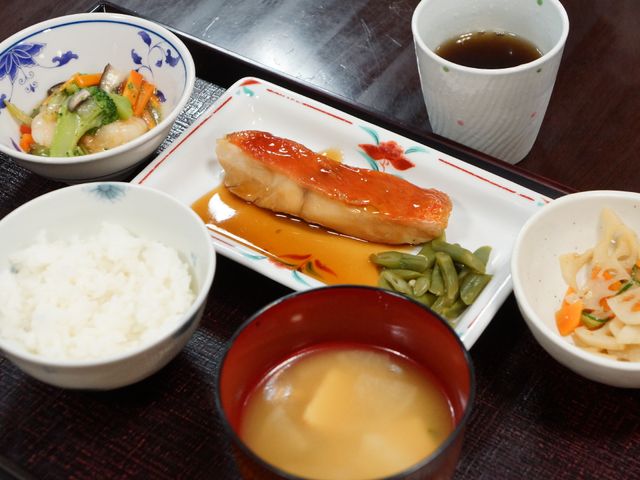 和風の食事セットアップ 食事 栄養バランスを考えた和風のメニューが並び、健康的な生活を支えます。