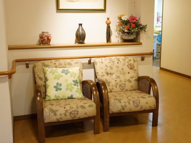 温もりのある椅子二脚 椅子 木製のしっかりした椅子が並び、待ち時間も心地よい空間です。