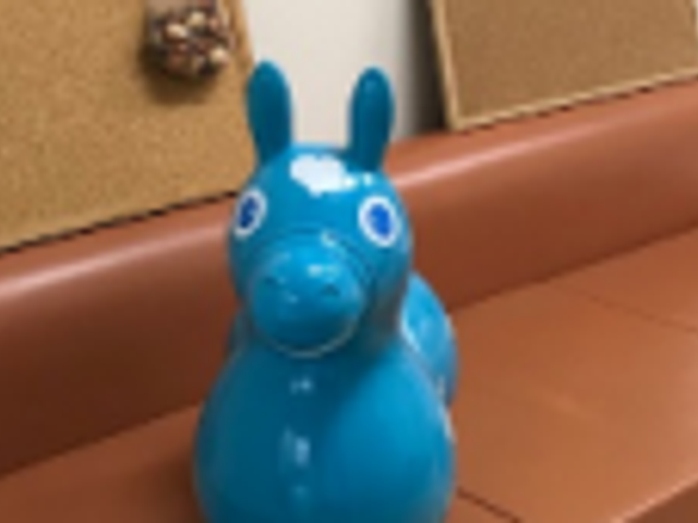 遊び心のある装飾 ラウンジ 青い可愛らしいオブジェが置かれたリラックスできる空間です。遊び心からくる温かさが漂います。