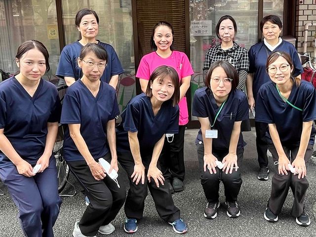 スタッフの笑顔 スタッフイメージ 笑顔あふれるスタッフが、あたたかいおもてなしを提供いたします。安心して日々をお過ごしいただける環境です。